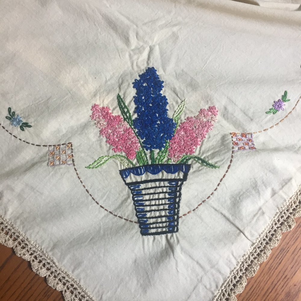 VTG Embroidered Tablecloth 4 Napkins Lilacs - Picture 4 of 15